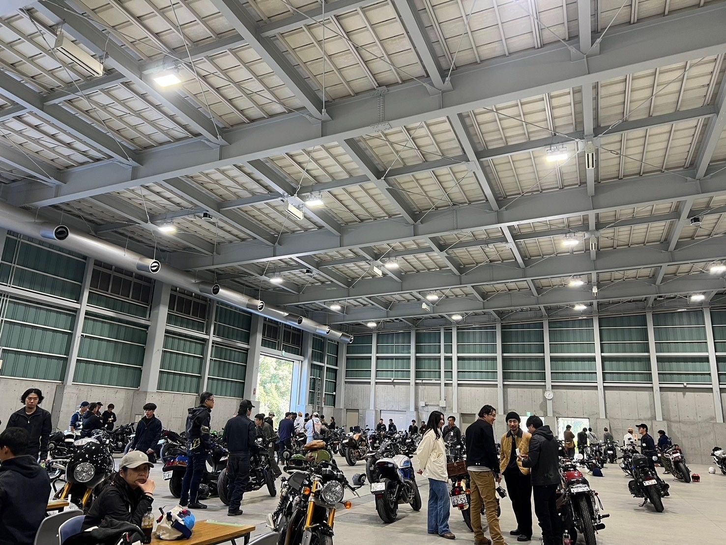 天井の高い屋内フロアで談笑する参加者たち