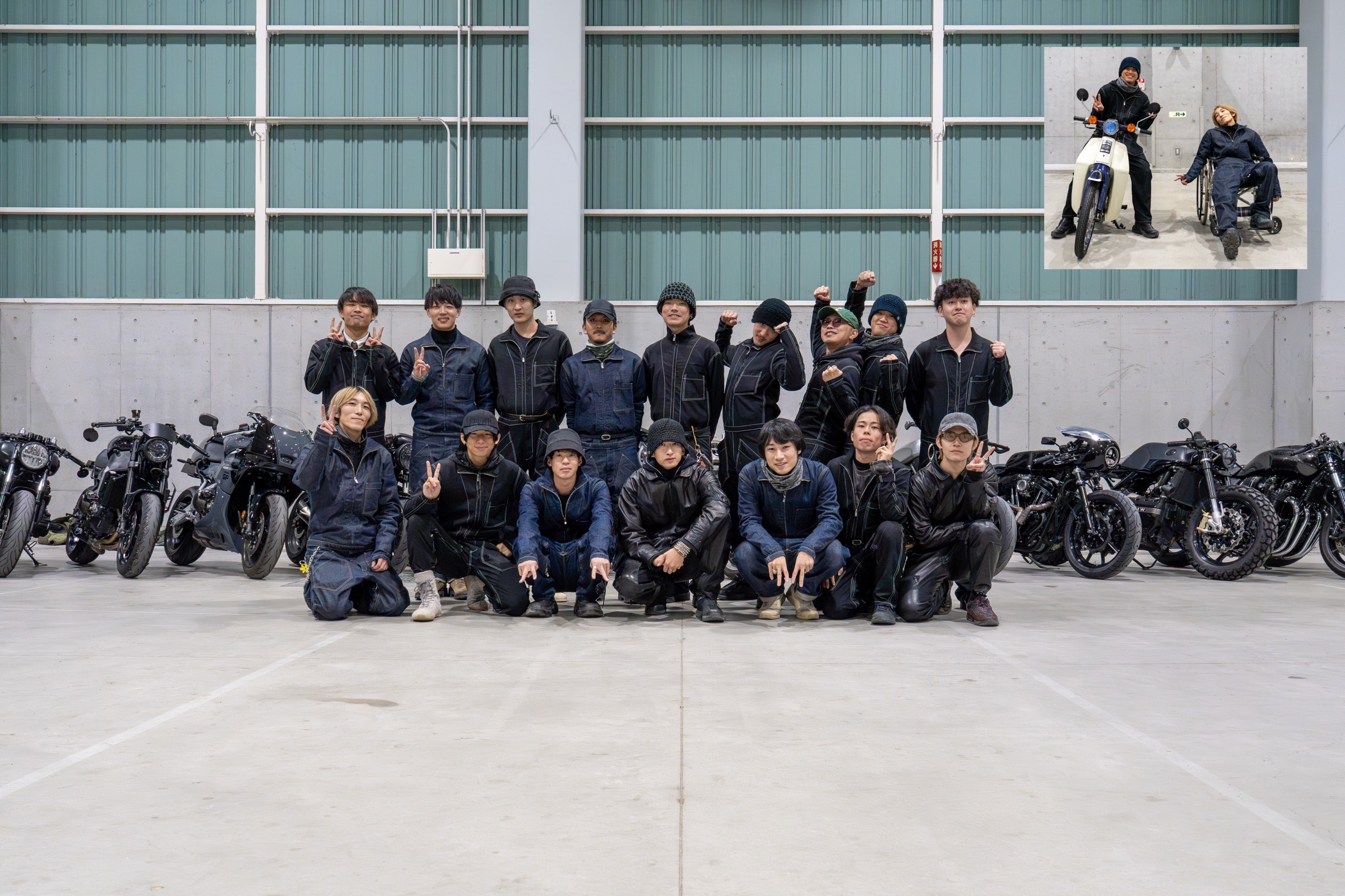 閉会後、参加車両を背にしたスタッフ集合写真